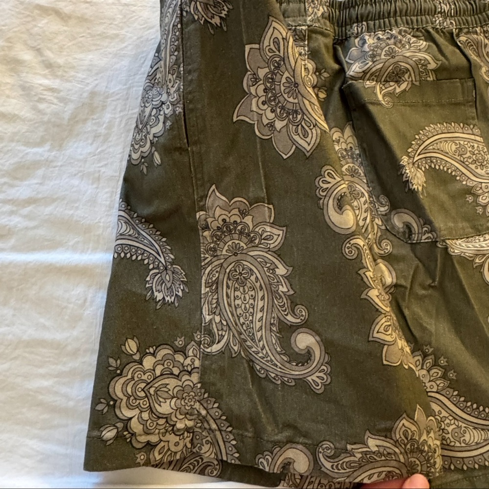 Forever 21 Men’s Paisley Print Shorts in Olive Green | NEW | size M - Picture 7 of 8